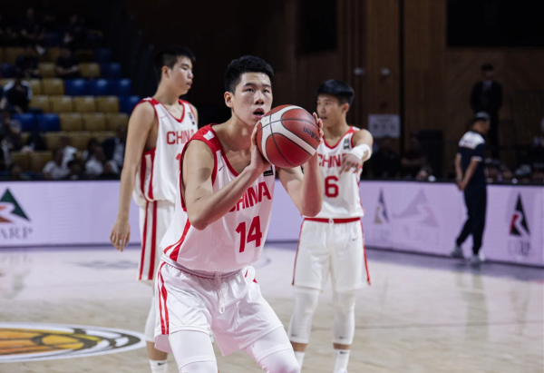 七星 轰21+20！中国男篮又一15岁2米08新星崛起：两双机器冲击奖牌