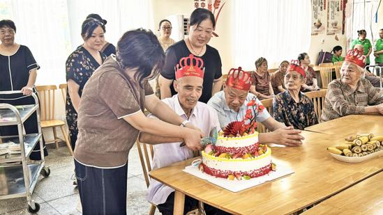 亿牛策略 重庆荣昌: 养老院响起生日歌